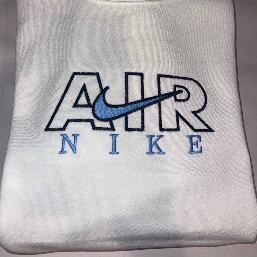 Air inspired embroidered crewneck